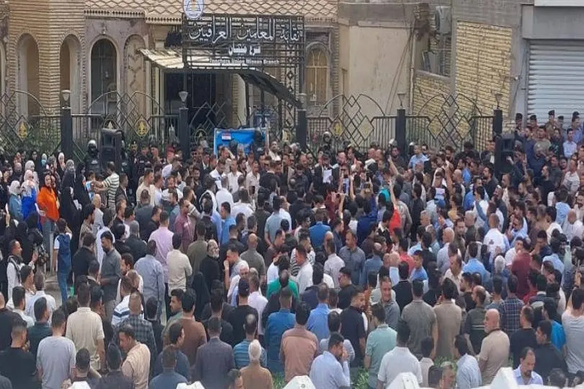 معلِّمو العراق يتظاهرون أمام مديريات التربية والتعليم