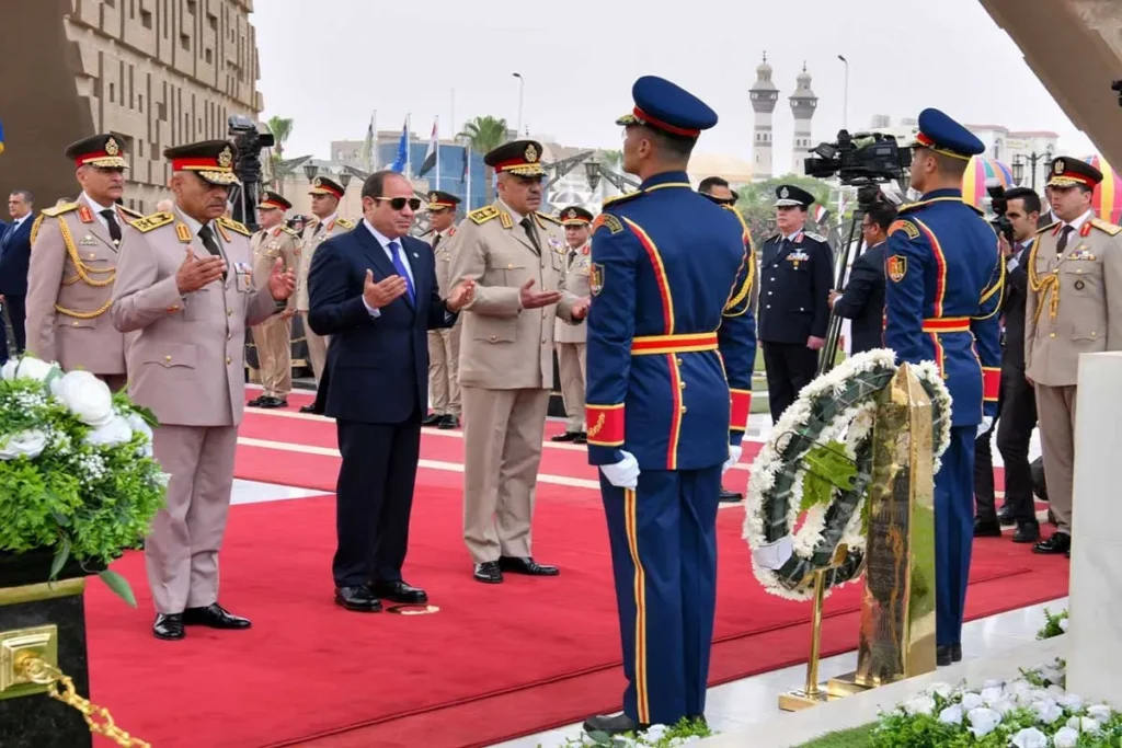 السيسي يضع إكليلًا من الزهور على النصب التذكاري بمناسبة عيد تحرير سيناء