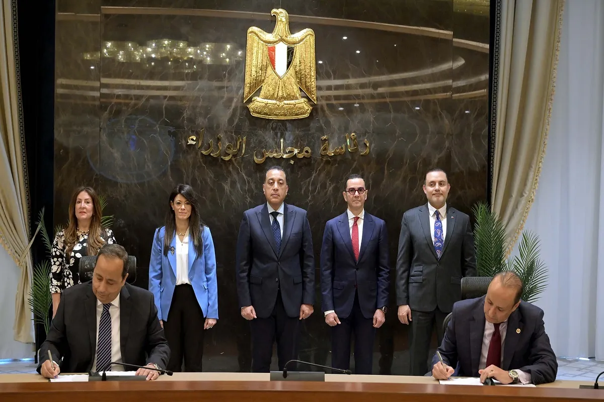 أثناء توقيع العقد بحضور رئيس الوزراء
