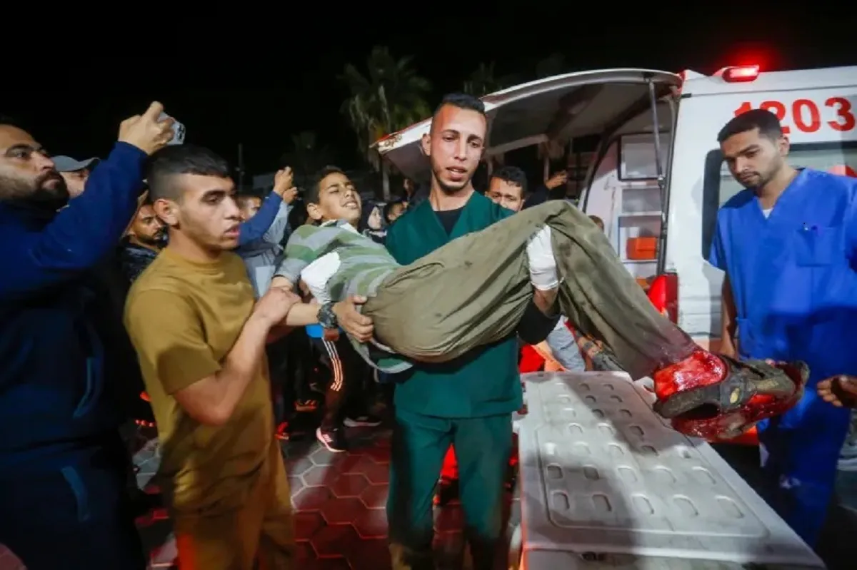 مصابون جراء غارات على دير البلح أثناء نقلهم لمستشفى شهداء الأقصى لتلقي العلاج (الأناضول)