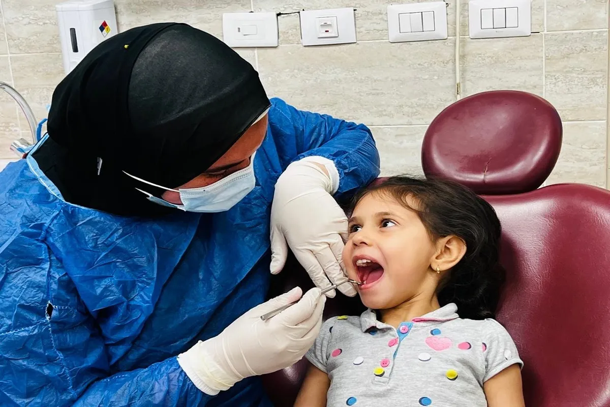فحص طبي لطفلة بعيادة الأسنان