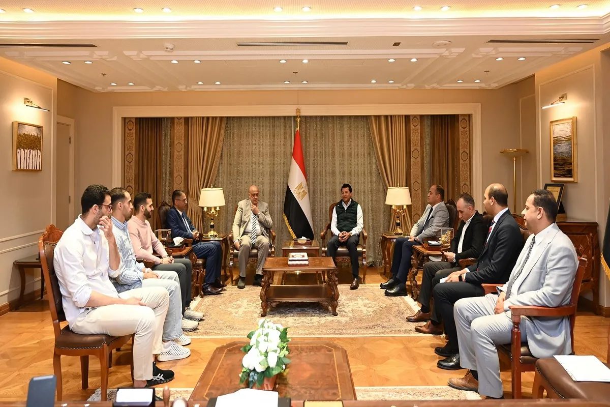 وزير الرياضة يكرم منتخب مصر لسلاح السيف