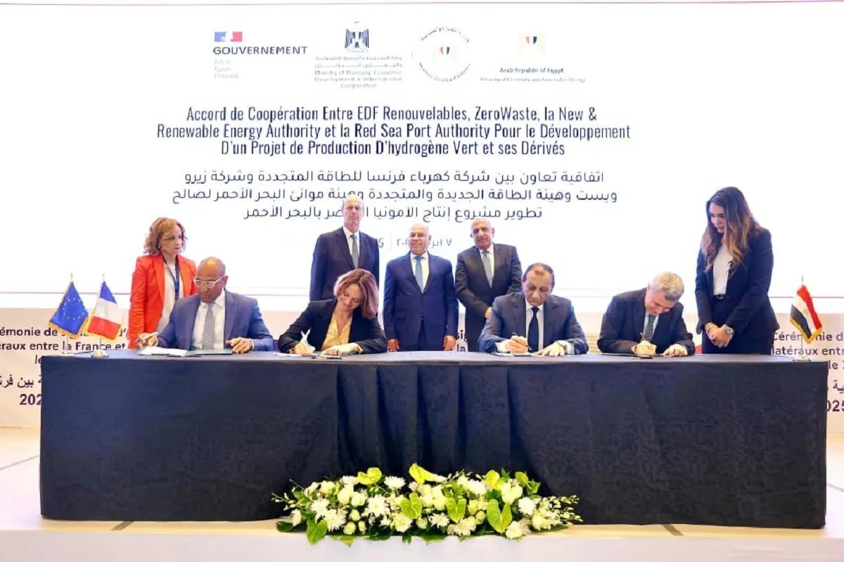 أثناء توقيع الاتفاقية