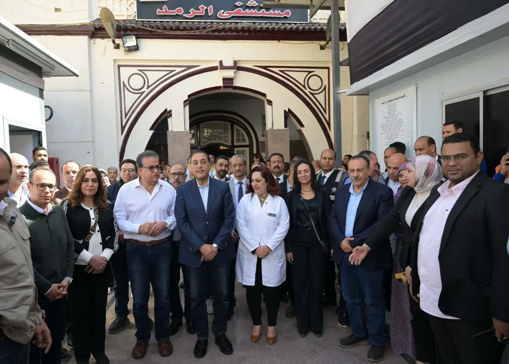 صورة تذكارية لمدبولي مع مرافقوه والعاملين بالمستشفى