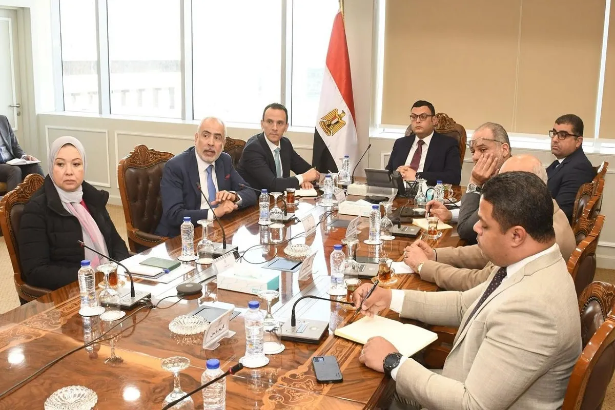 اجتماع وزير الإسكان مع مسئولي أحد مكاتب الاستشارات الهندسية