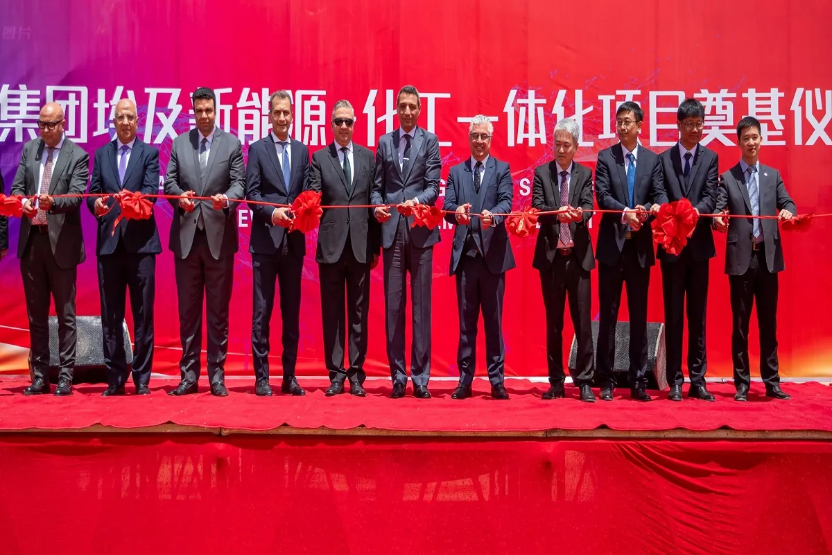 رئيس هيئة المنطقة الاقتصادية بقناة السويس ومسئولي الشركة الصينية وقص شريط الافتتاح
