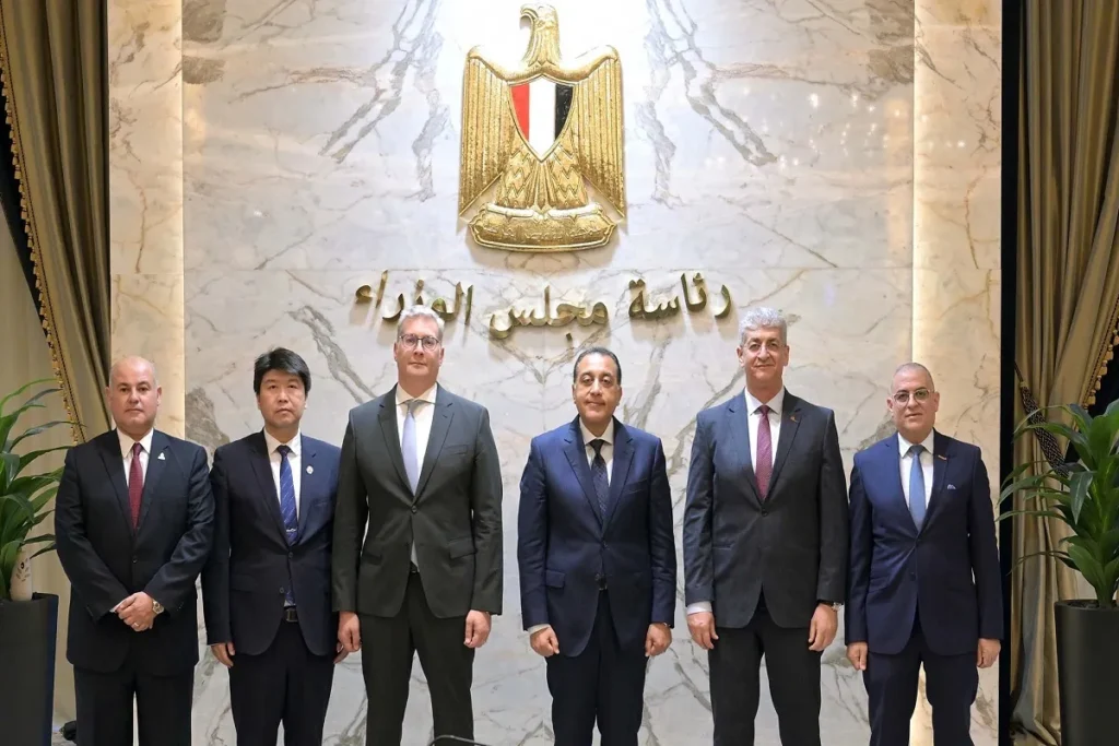 أثناء مراسم توقيع العقود
