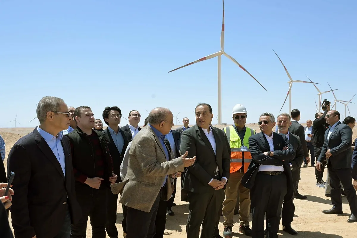 جولة مدبولي بمحطة رأس غارب لتوليد الكهرباء