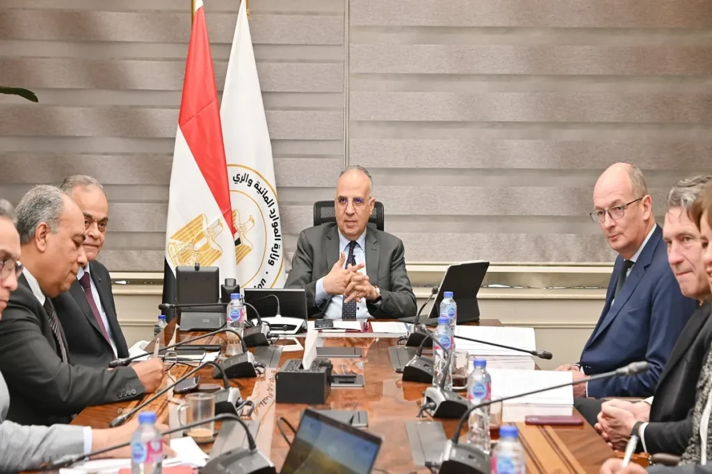 وزير الري يلتقي نائب رئيس بنك التنمية والاعمار الأوروبي