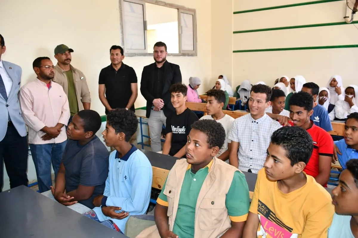 أثناء جولة وزير الشباب والرياضة بمدرسة سعد أبو ريده
