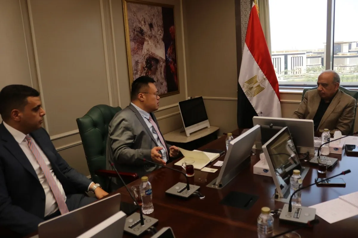 اجتماع وزير الكهرباء مع مسئولي الشركة الصينية