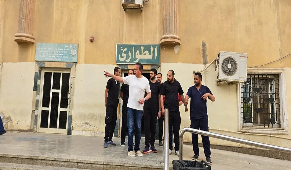 أثناء زيارة وزير الصحة لمستشفى البنك الأهلي