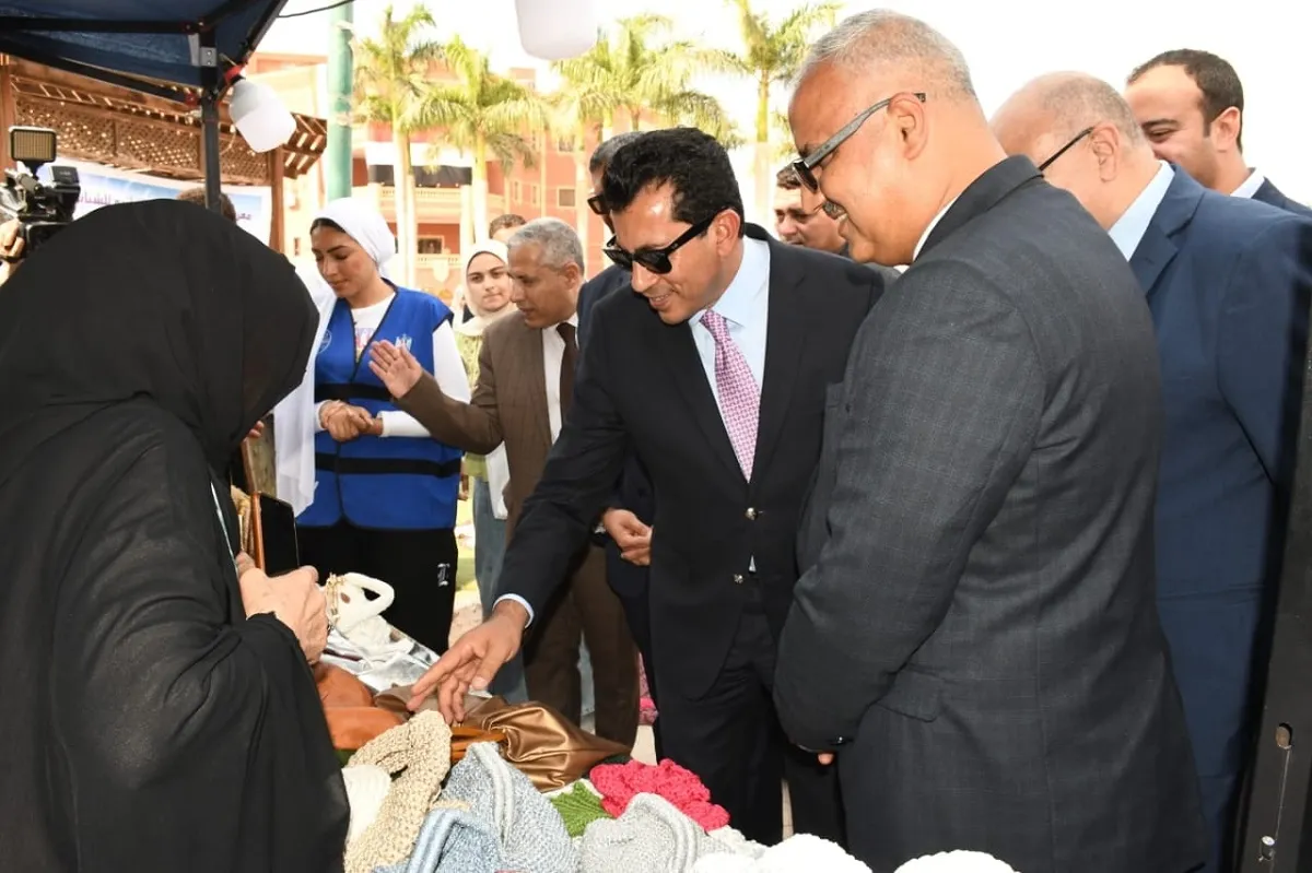 وزير الشباب والرياضة ومحافظ الجيزة أثناء الافتتاح