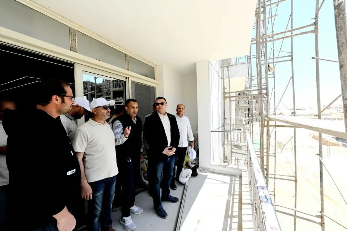 وزير الإسكان خلال زيارته لمارينا