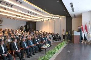رئيس الوزراء خلال العرض تقديمي