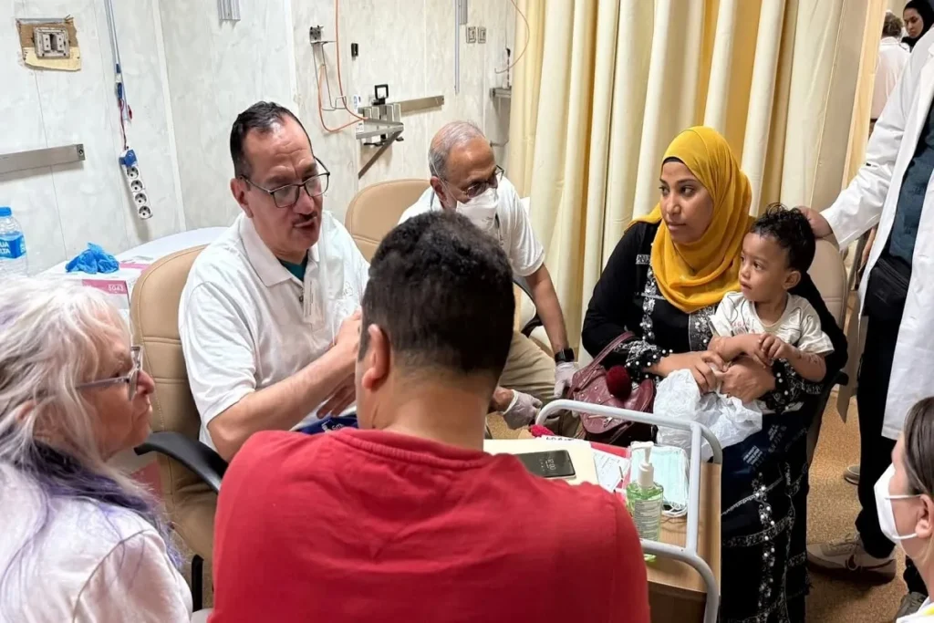قافلة الأطباء والكشف على الأطفال