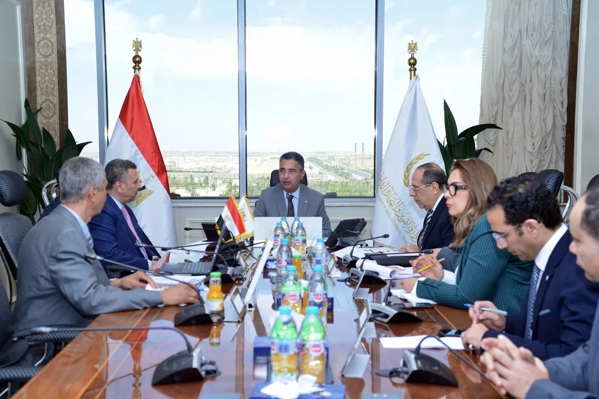اجتماع وزير التموين مع رئيس شركة مصر للزيوت والصابون