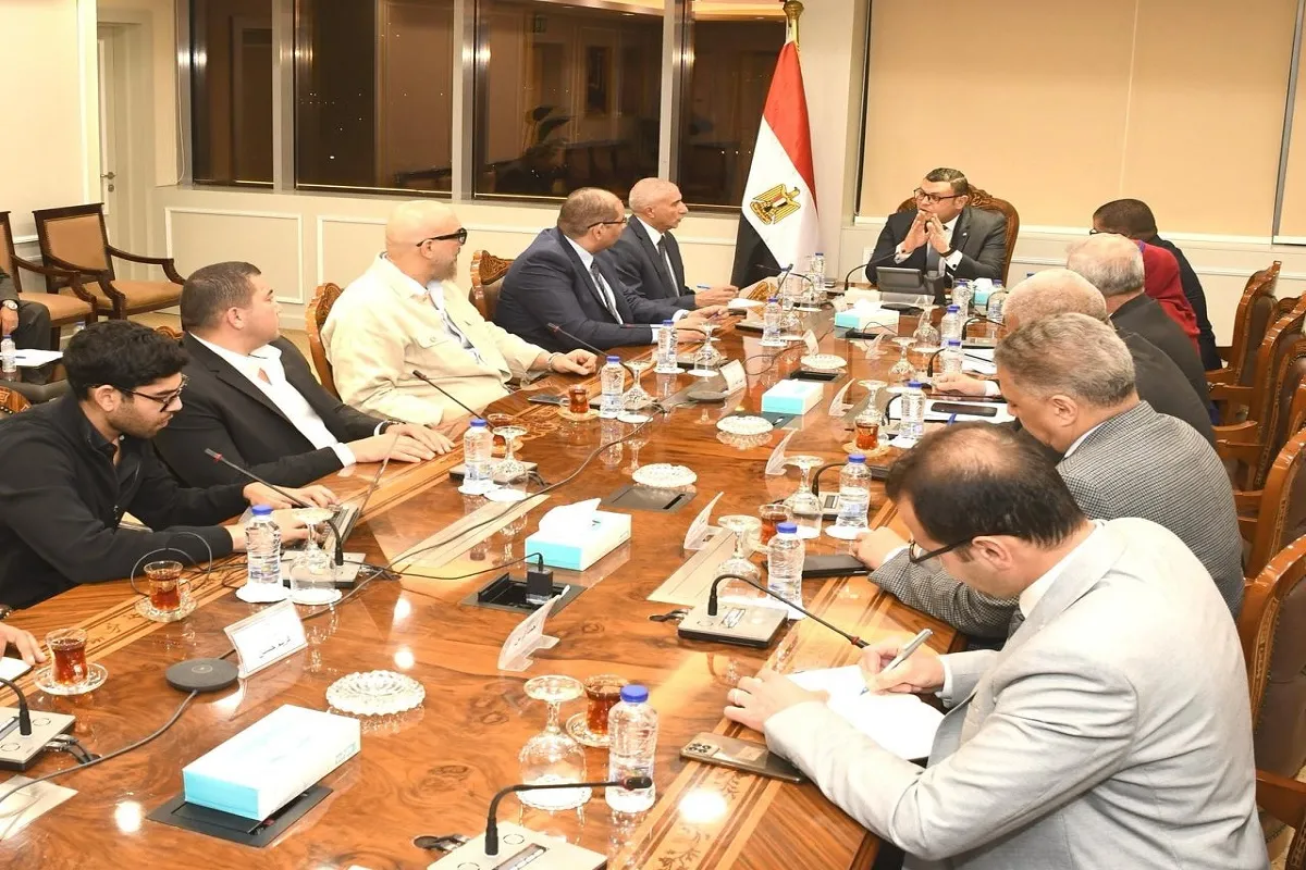 التقى المهندس شريف الشربيني، وزير الإسكان والمرافق والمجتمعات العمرانية، أحمد البطراوي، مسئول منصة مصر العقارية، وفريق عمله.