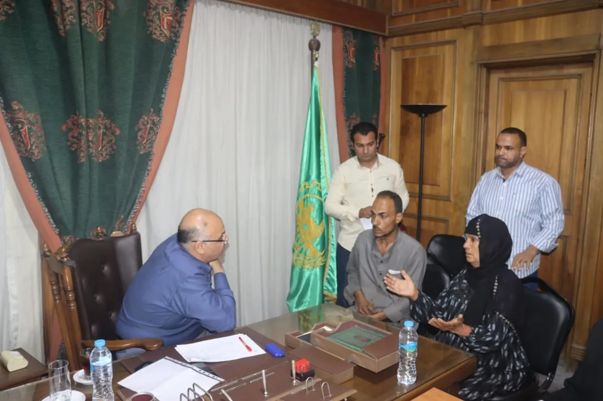 اجتماع محافظ القليوبية بالمواطنين