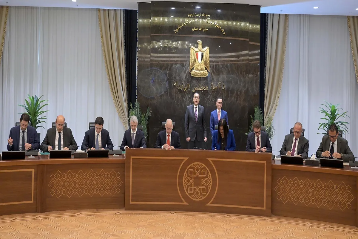 أثناء توقيع الاتفاقيات