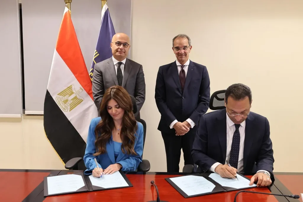 أثناء توقيع مذكرة التعاون بين الاتصالات ومايكروسوفت