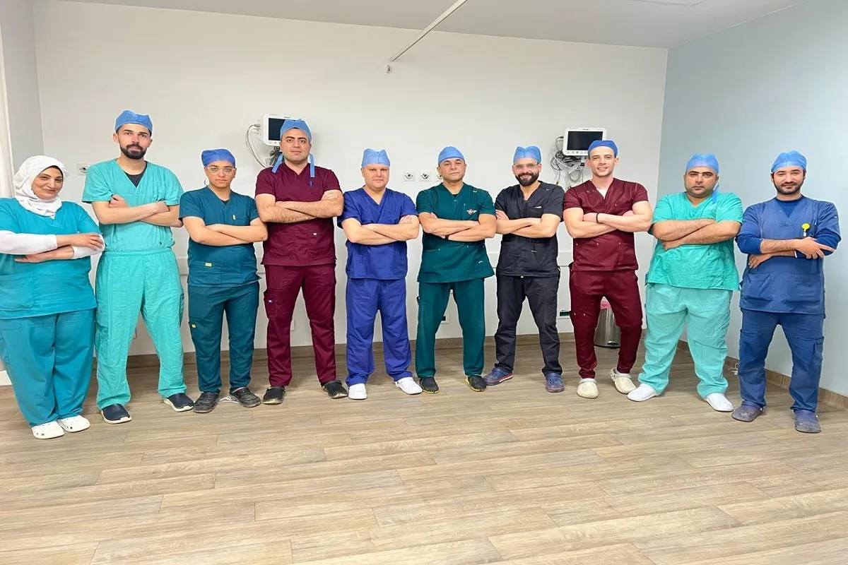 الفريق الطبي الذي قام بعملية توصيل لليد المبتورة