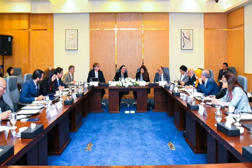وزيرة البيئة أثناء اجتماع مجلس إدارة مشروع تحويل النظم المالية