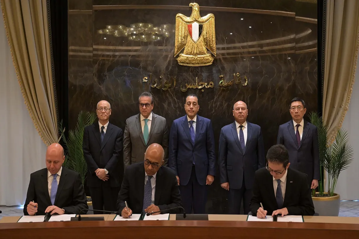 أثناء توقيع عقد الاتفاق بحضور رئيس الوزراء