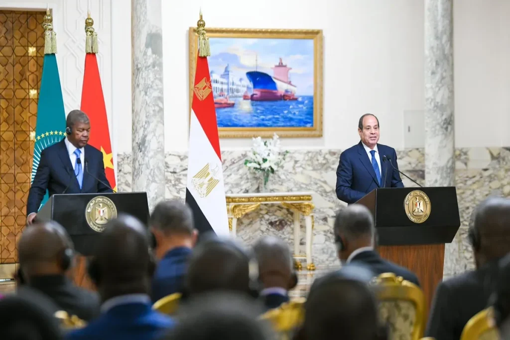 الرئيس المصري أثناء المؤتمر الصحفي مع الرئيس الأنجولي
