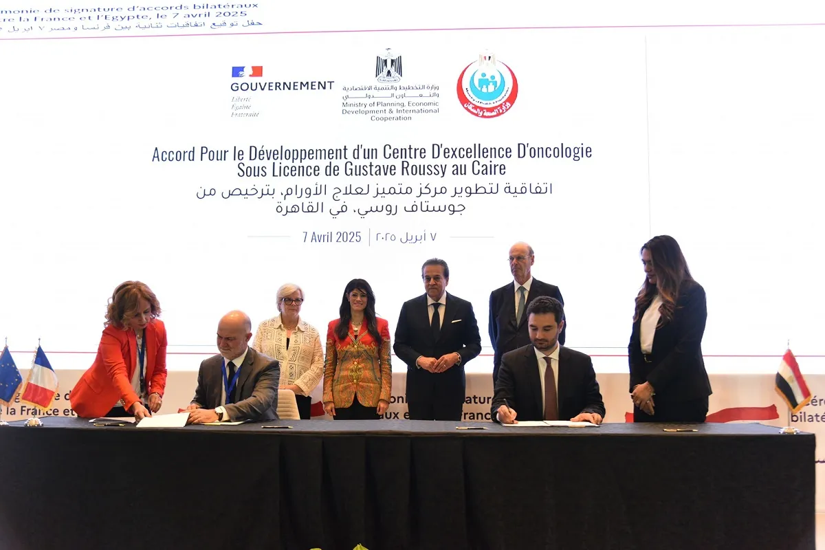 أثناء توقيع الاتفاقيات