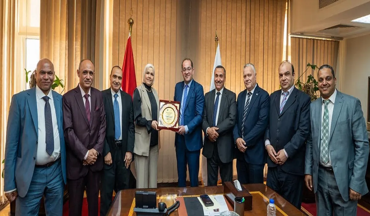 وزير المالية يكرم ٧ قيادات ضريبية