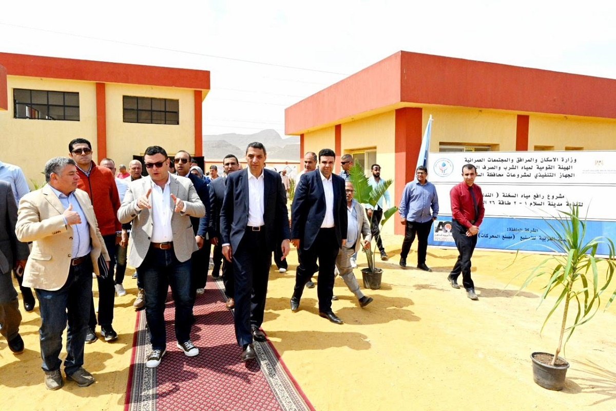 وزير الإسكان ومحافظ السويس خلال جولتهما بمدينة السلام