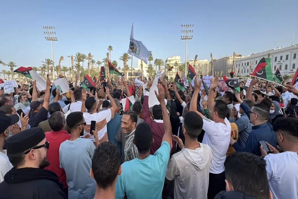 ليبيون يتظاهرون للمطالبة باستقالة حكومة الوحدة الوطنية في طرابلس بليبيا – أرشيفية من (إ.ب.أ)