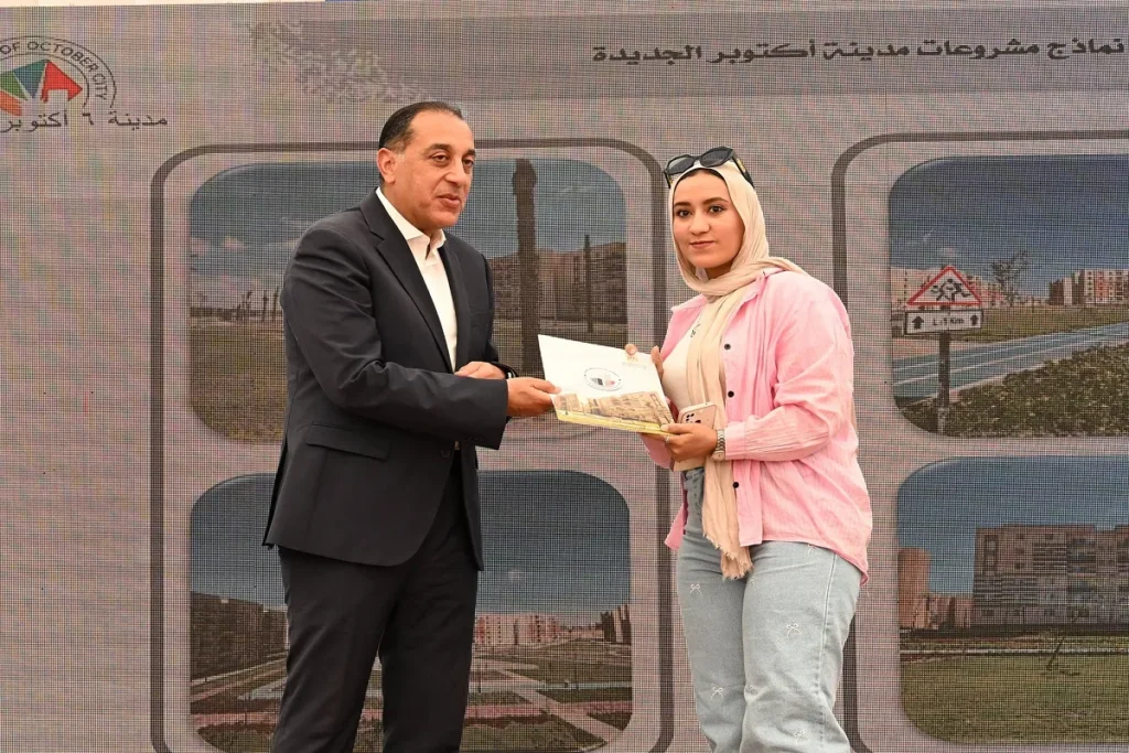 رئيس الوزراء يسلم إحدى المنتفعات من المبادرة