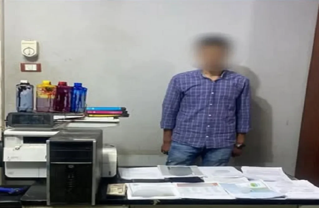 ضبط المتهم وأمامه المضبوطات المحرزة
