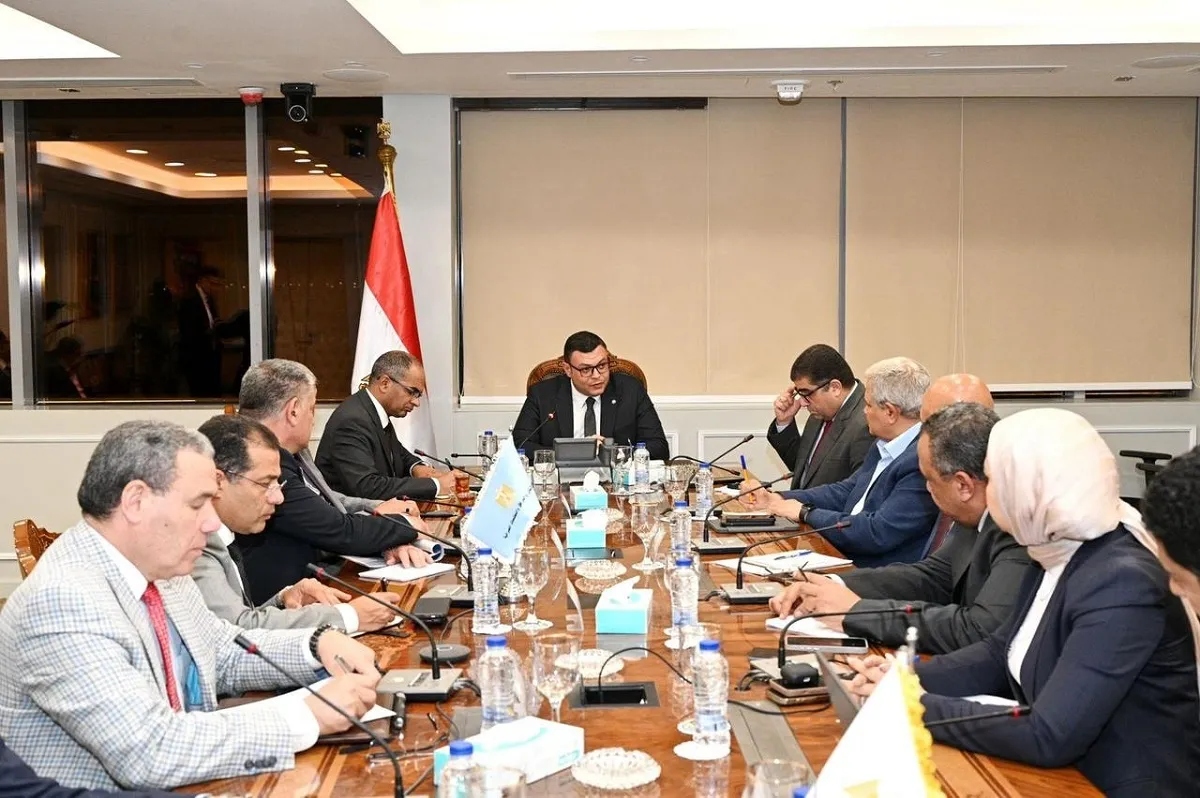 وزير الإسكان يتابع الجهود المبذولة في ملف تحلية المياه