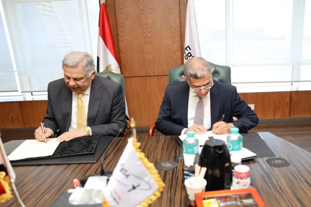 أثناء توقيع البروتوكول بين الرئيس التنفيذي لوكالة الفضاء المصرية ورئيس جامعة نيو جيزة