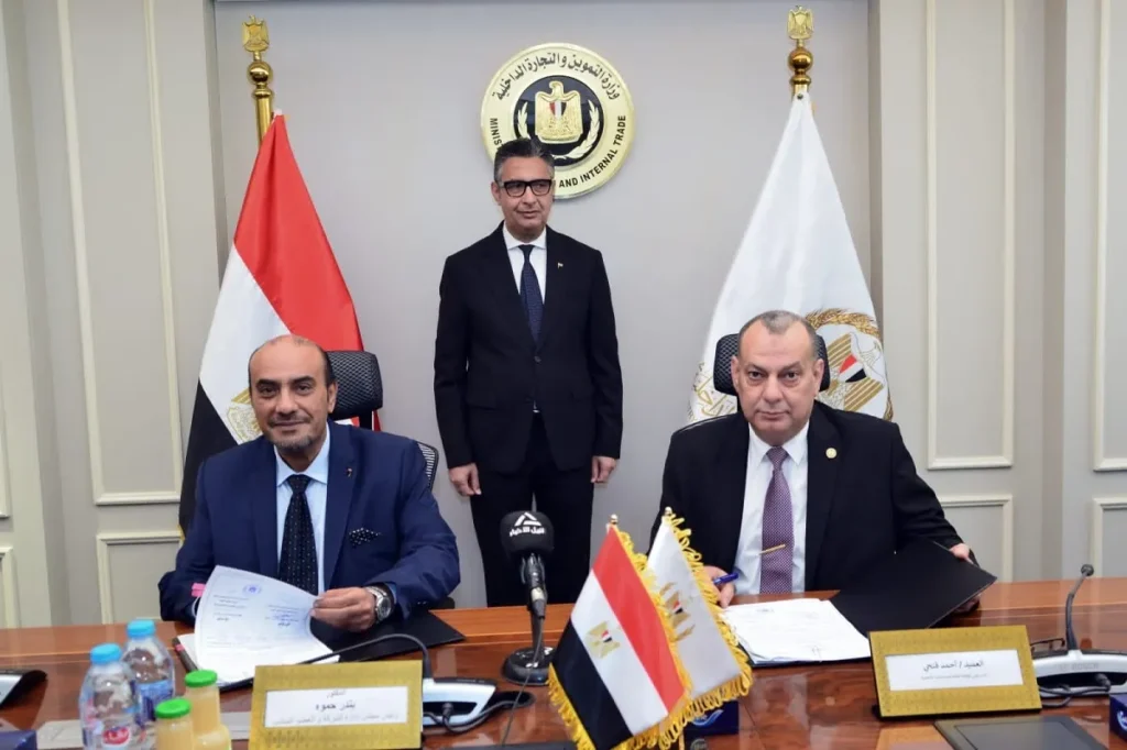 وزير التموين أثناء توقيع عقود الشراكة