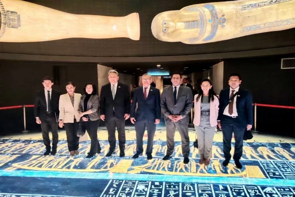 جانب من الوفود التي زارت المتحف المصري