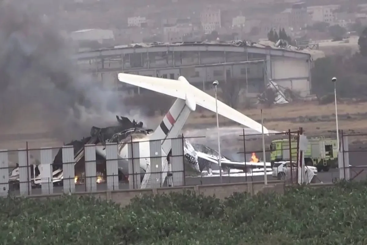 طائرة مشتعلة إثر غارات جوية إسرائيلية على مطار صنعاء (إ.ب.أ)