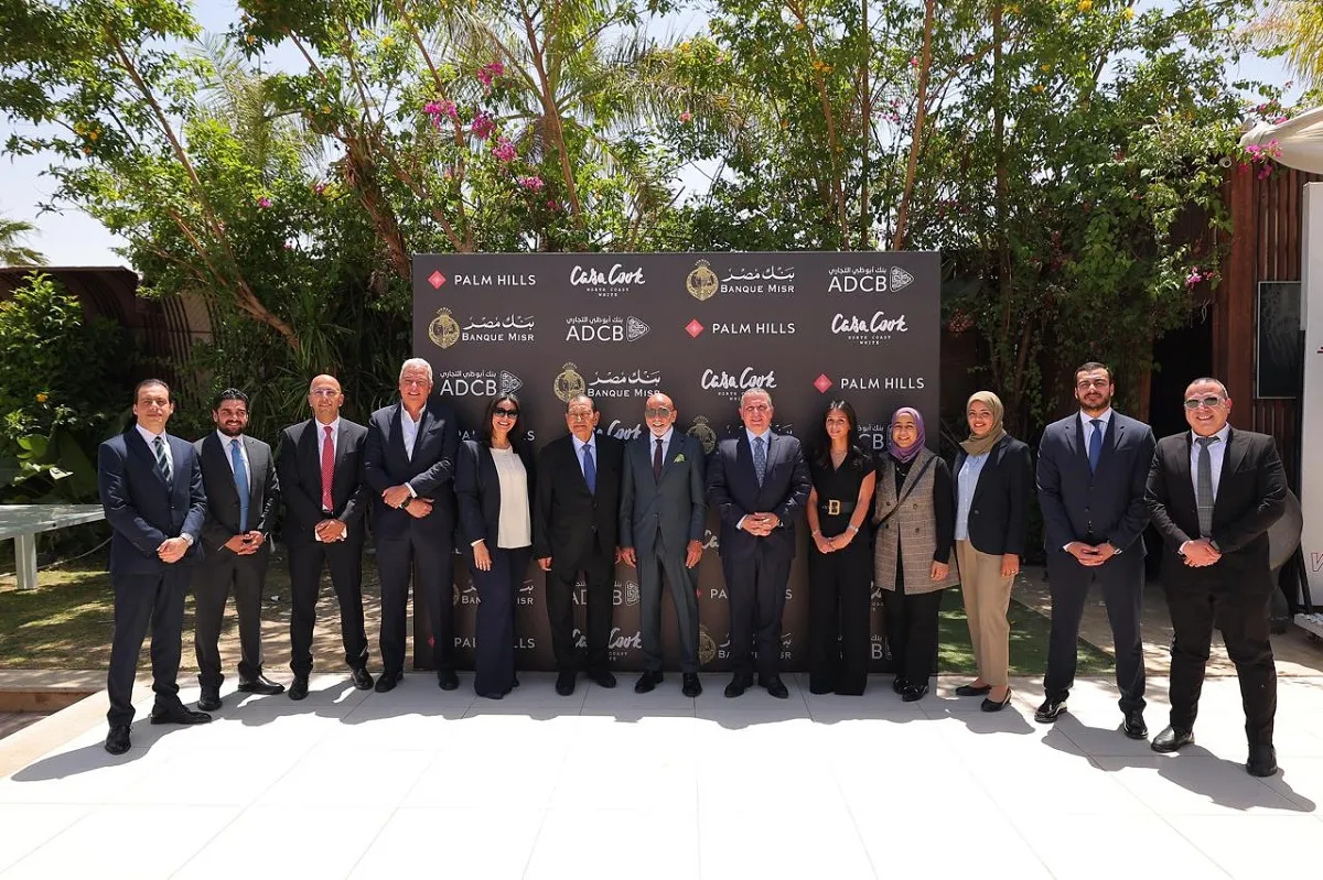 صورة تذكارية بين مسئولي بنك مصر وأبو ظبي وشركة الشرق الأوسط