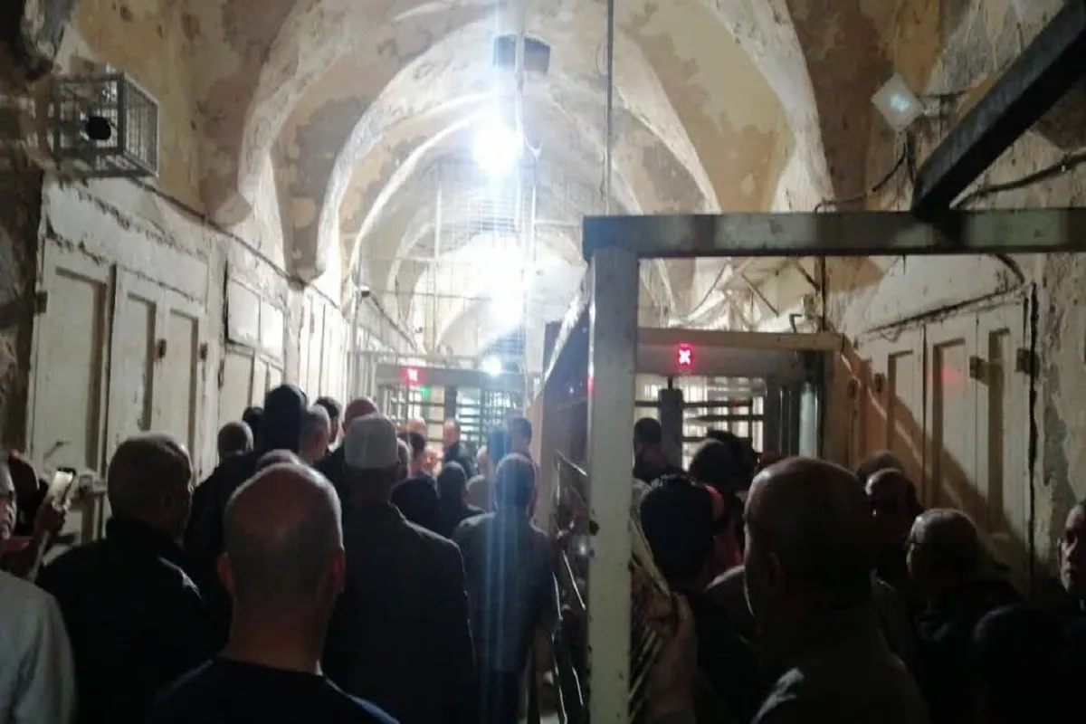 قوات الاحتلال تمنع المصلين من أداء صلاة الفجر بالحرم الإبراهيمي