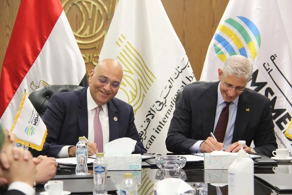 أثناء توقيع العقد بين جهاز تنمية المشروعات والبنك العربي الأفريقي