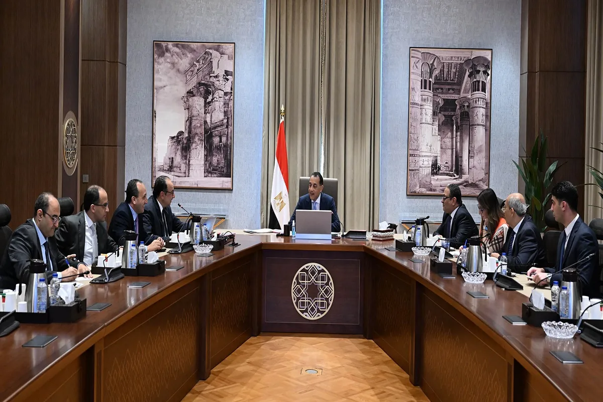 رئيس الوزراء يتابع مع وزير قطاع الأعمال العام عددًا من ملفات العمل