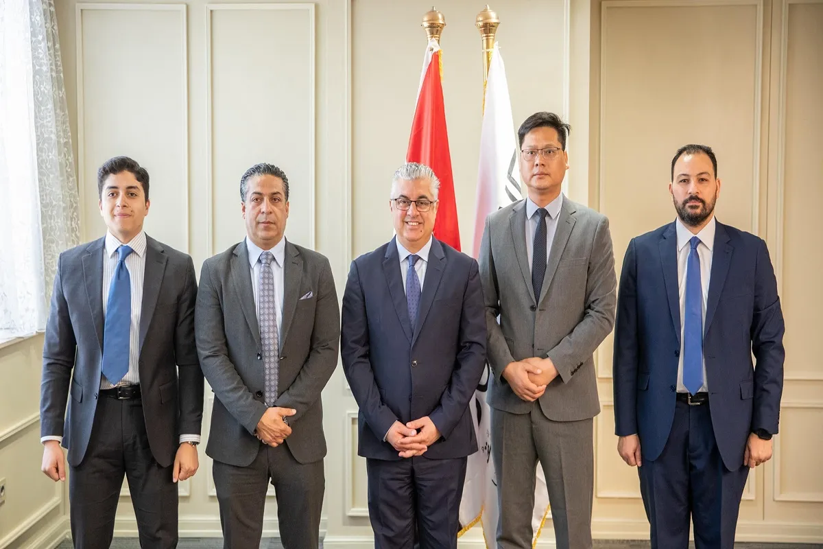 صورة تذكارية بعد توقيع عقد الشركة