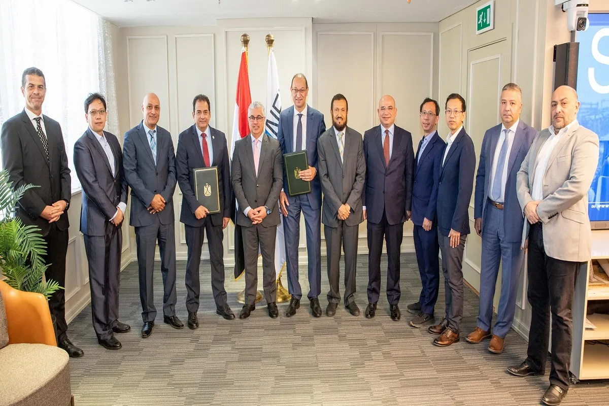 صورة تذكارية بعد توقيع عقد انشاء المشروع