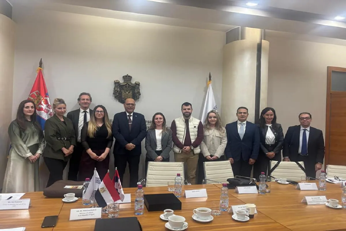 وزير العمل وصورة جماعية مع أعضاء ورئيس غرفة التجارة والصناعة الصربية