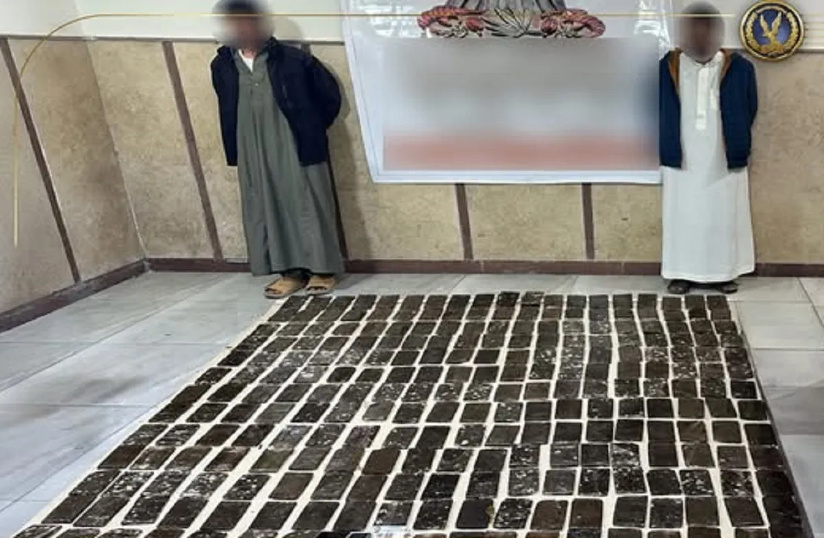 ضبط التشكيل وأمامهما المضبوطات من المخدرات