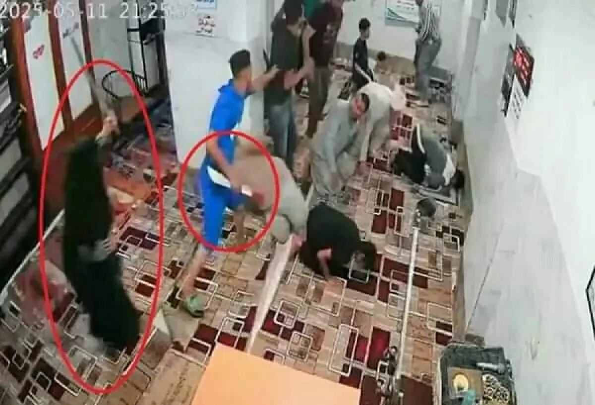 مشهد من المشاجرة التي وقعت داخل أحد مساجد القاهرة (متداولة)