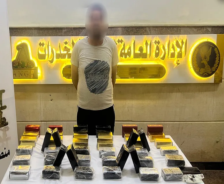 أحد المتهمين وبعض المضبوطات
